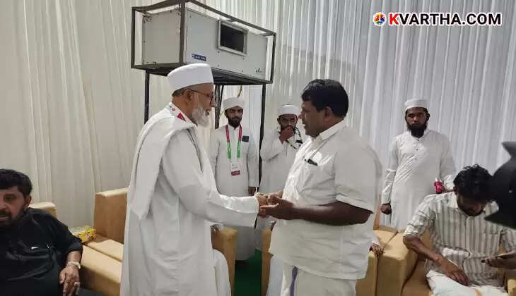 Welfare Party President Razak Paleri interacting with Samastha leaders at Kuniya conference.