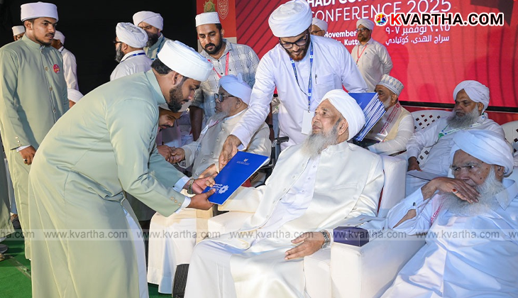 Kanthapuram AP Aboobacker Musliyar delivering a speech