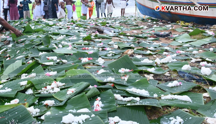 People performing Pithru Tharpanam on Karkidaka Vavu