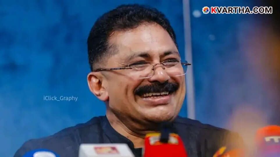 A photo of KT Jaleel speaking to medias.