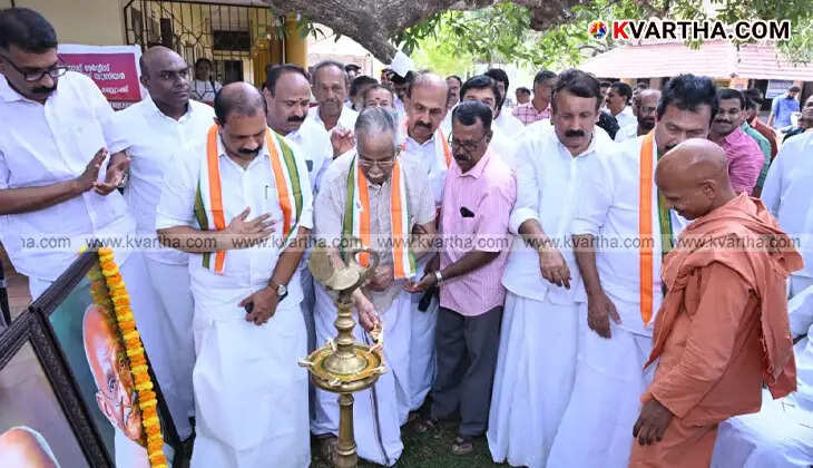 T Padmanabhan inaugurating the Guru-Gandhi Centenary Portrait Yatra in Payyannur