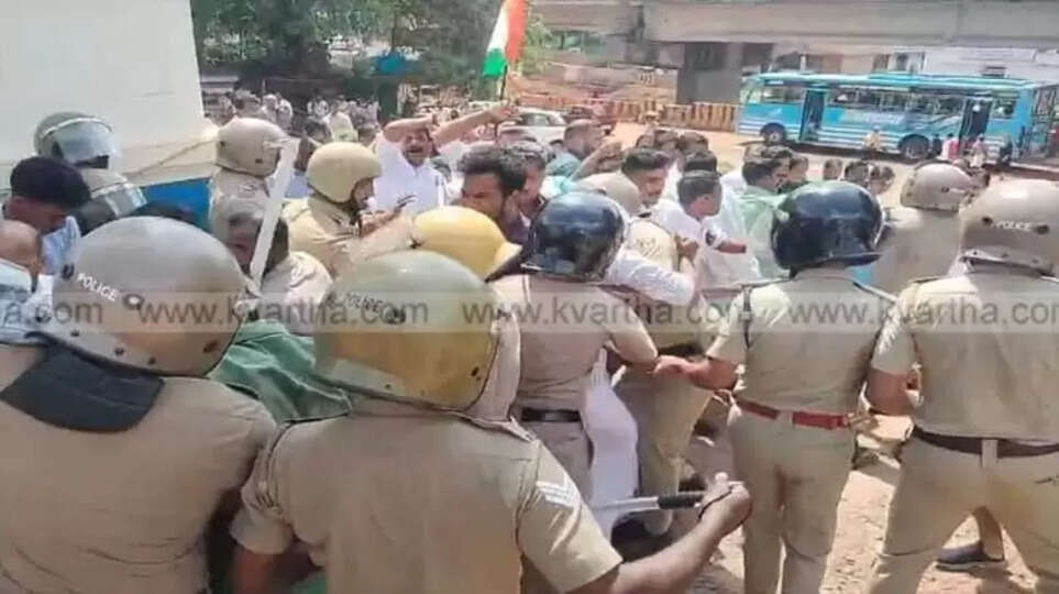 Youth Congress protesters clashing with police outside Kannur Medical College