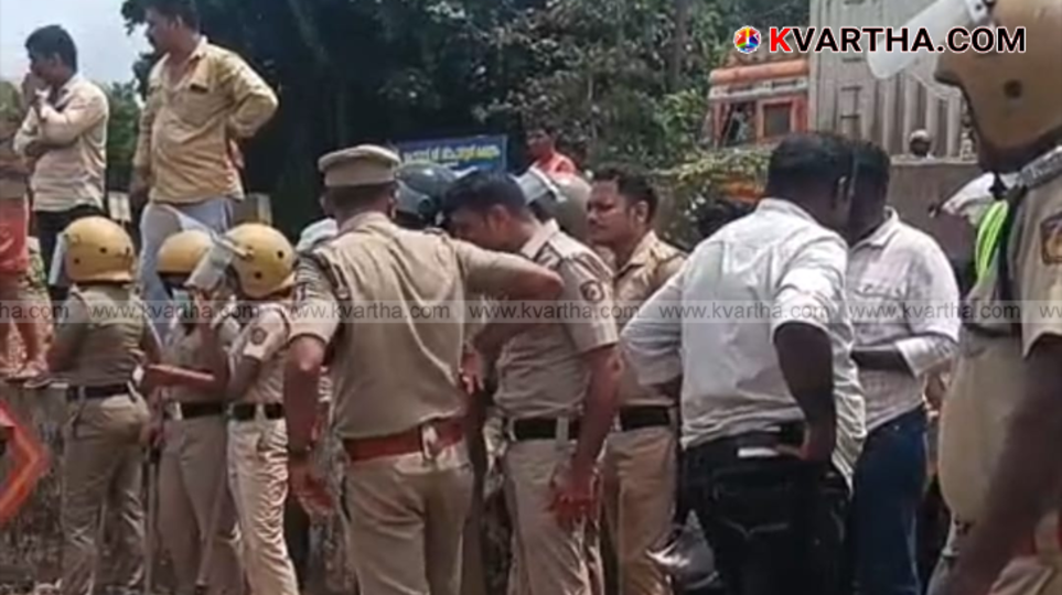 Protesters gathered on a road in Thottada, Kannur due to a bus strike.