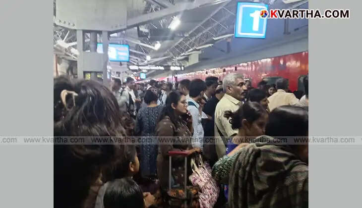 Crowded scene at Surat railway station.