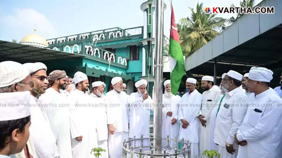 Syed Muhammad Jifri Muthukoya Thangal raising the flag to mark the beginning of the Uroos ceremony at Varakkal