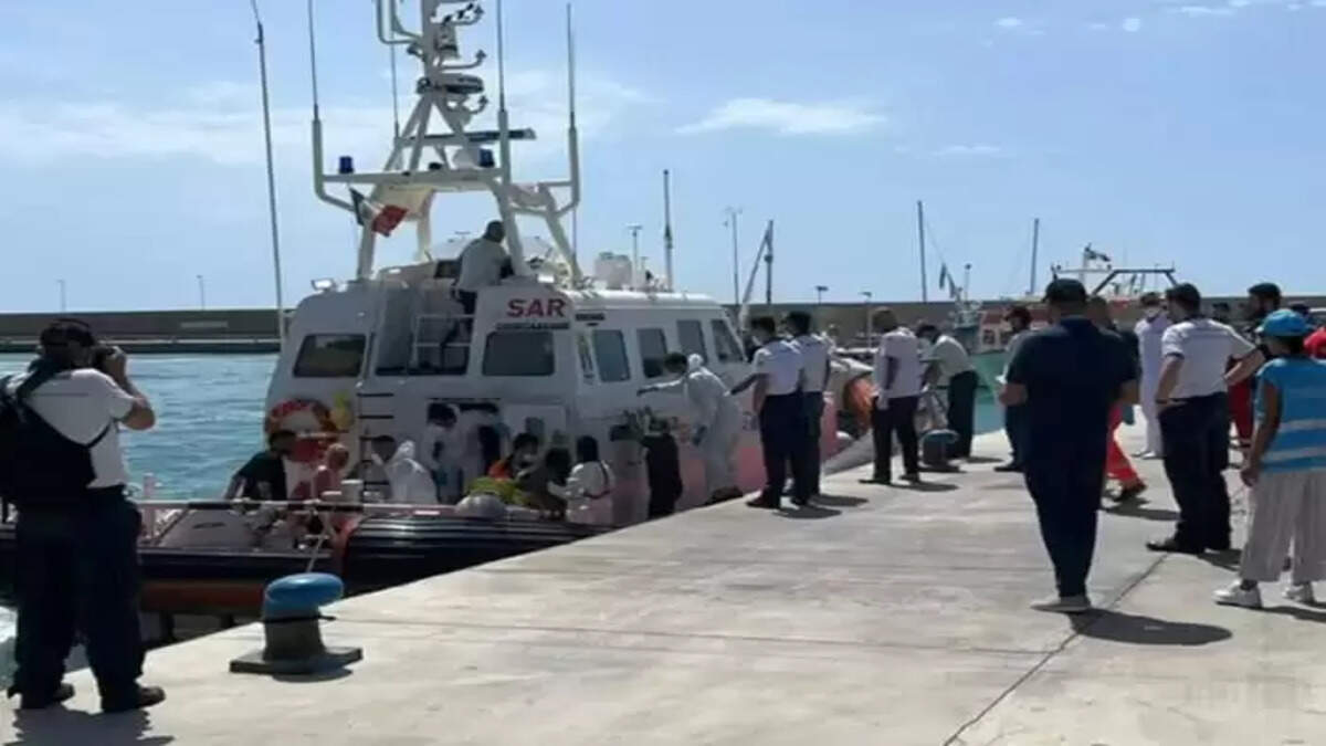 At least 11 dead and dozens missing in two Mediterranean shipwrecks,&nbsp;Mediterranean, Shipwrecks, Dead, Dozens Missing, Accident