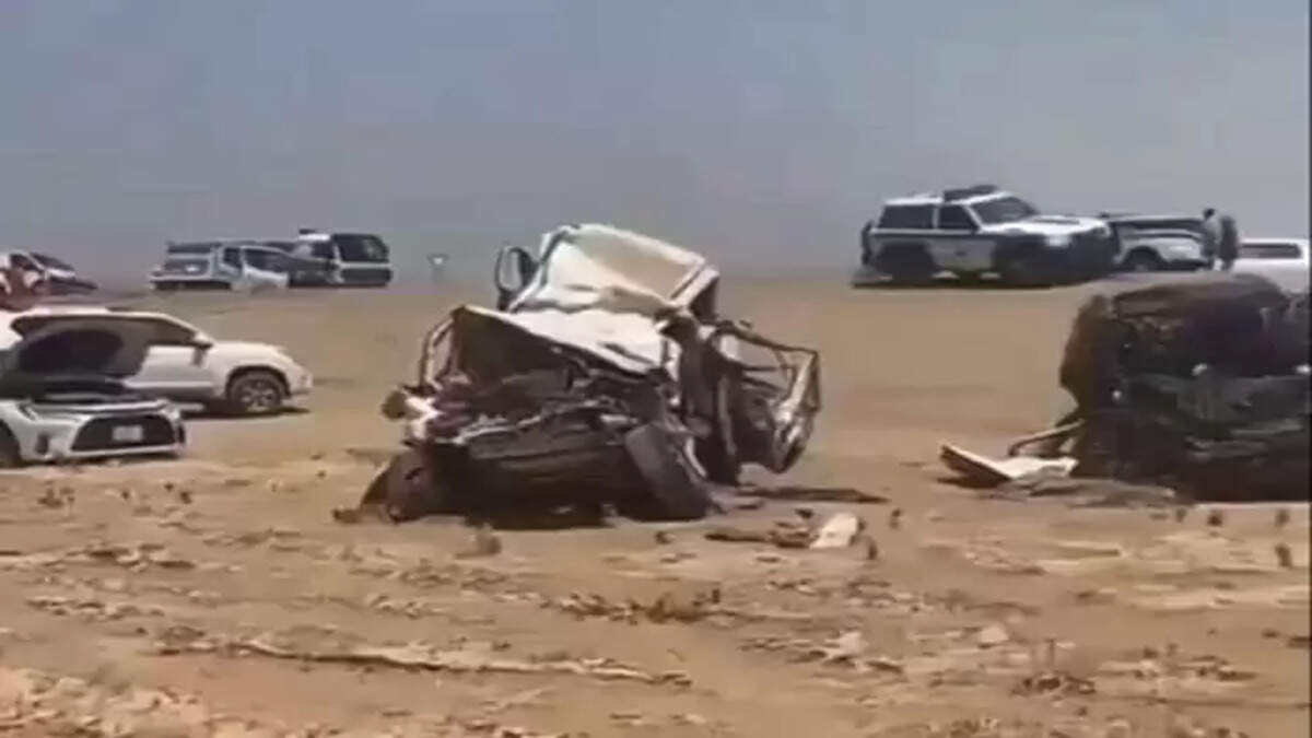 Video: 4 Died and 19 injured in car pile-up in Saudi Arabia, News, Gulf, Accident, Died, Road, Vehicle, Car, Truck, Injured, Hospital.