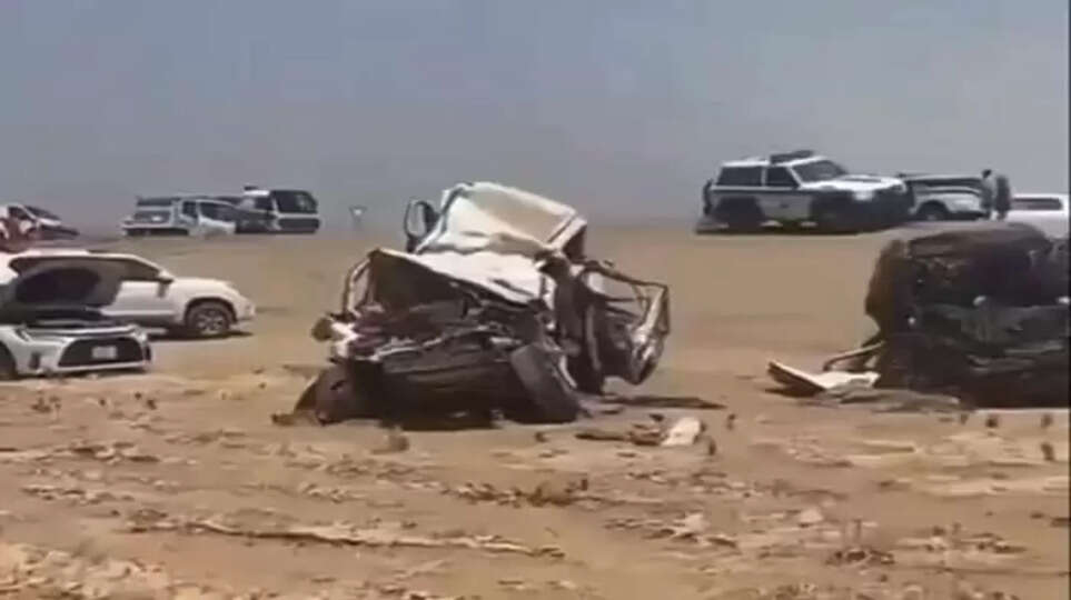 Video: 4 Died and 19 injured in car pile-up in Saudi Arabia, News, Gulf, Accident, Died, Road, Vehicle, Car, Truck, Injured, Hospital.