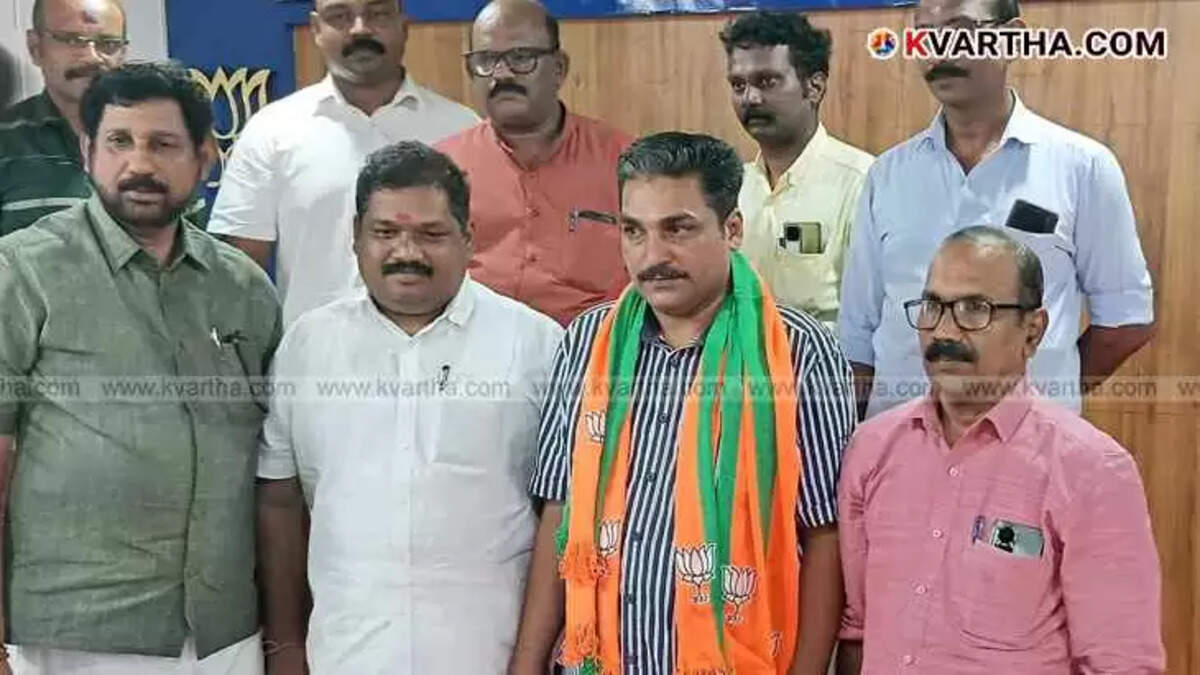 BJP leaders welcoming former Muslim League leader Umar Farooq Keezhpara.
