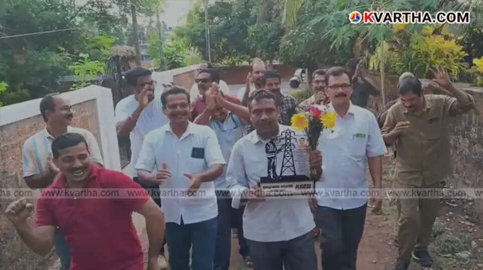 KSEB overseer Hashim receiving a heartwarming farewell from colleagues in Kannur with singing and dancing.