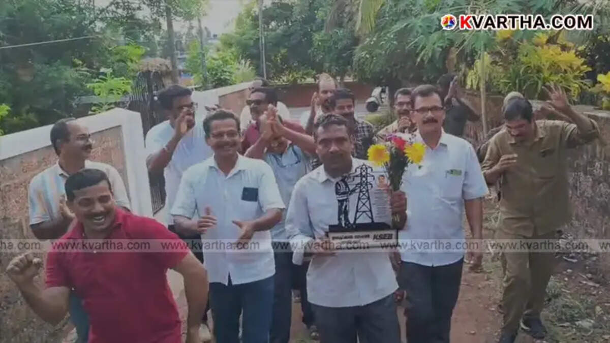 KSEB overseer Hashim receiving a heartwarming farewell from colleagues in Kannur with singing and dancing.