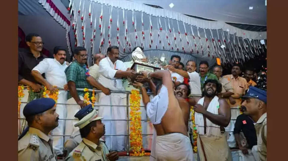 Koyippram palliyodam winning the Aranmula Boat Race