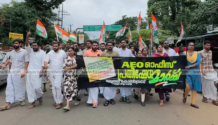 Rijil Makkutty inaugurating Youth Congress protest march in Mattannur.