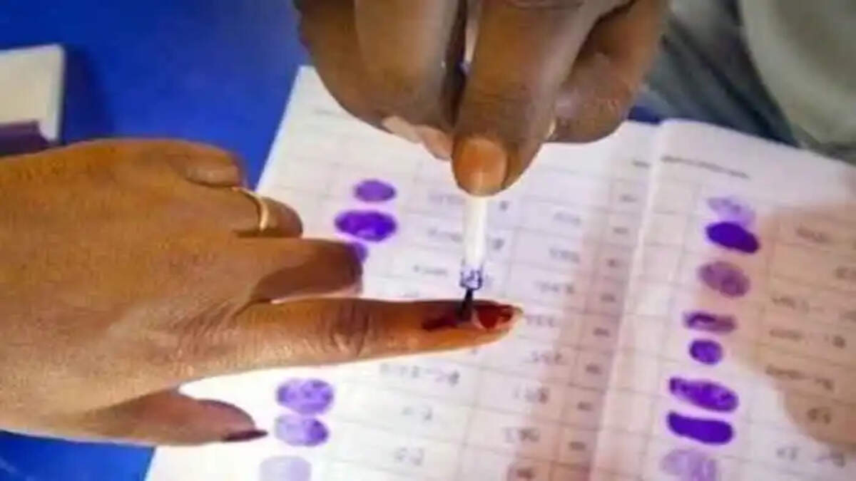 LDF and UDF side by side as first signs emerge in Kerala, Kozhikode, News, Polics, Kerala
