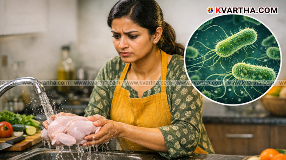 Water splashing while washing raw chicken, illustrating the spread of bacteria.