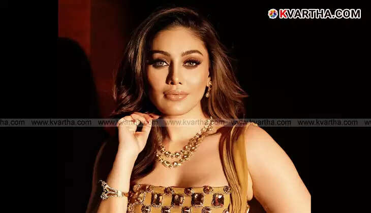 Actress Shefali Jariwala smiling.