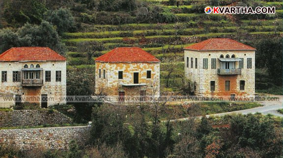 A symbolic scene of houses destroyed and people fleeing during the Israeli attack in southern Lebanon.