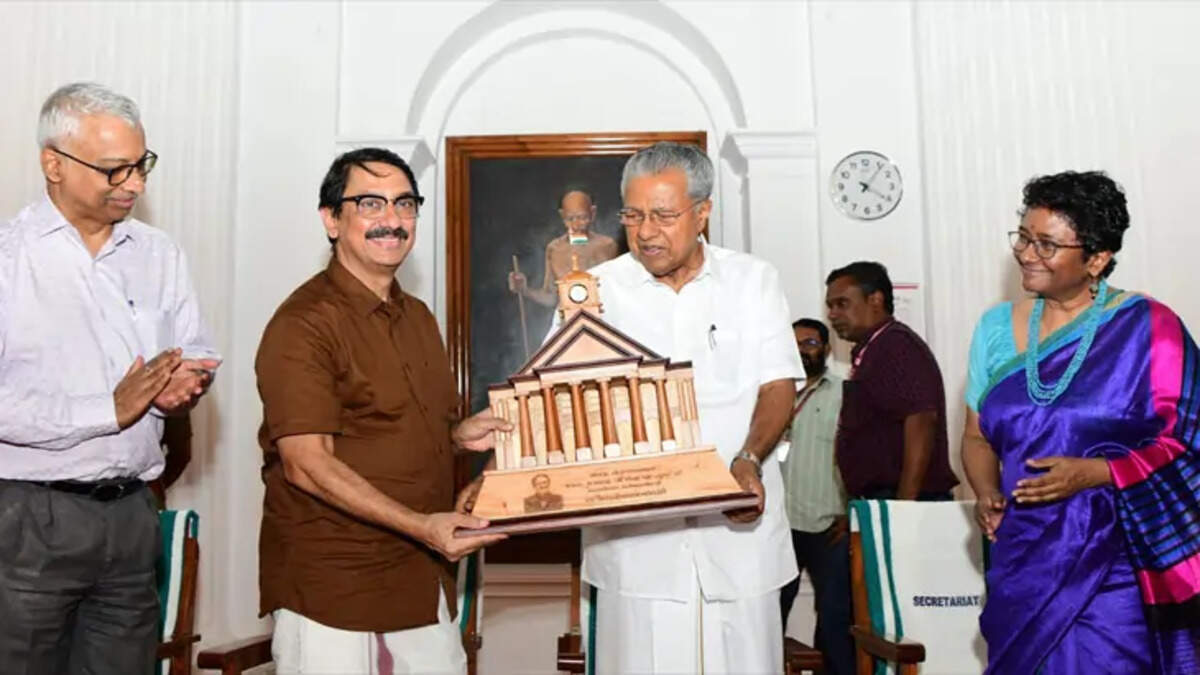 Husband and Wife Become Consecutive Chief Secretaries