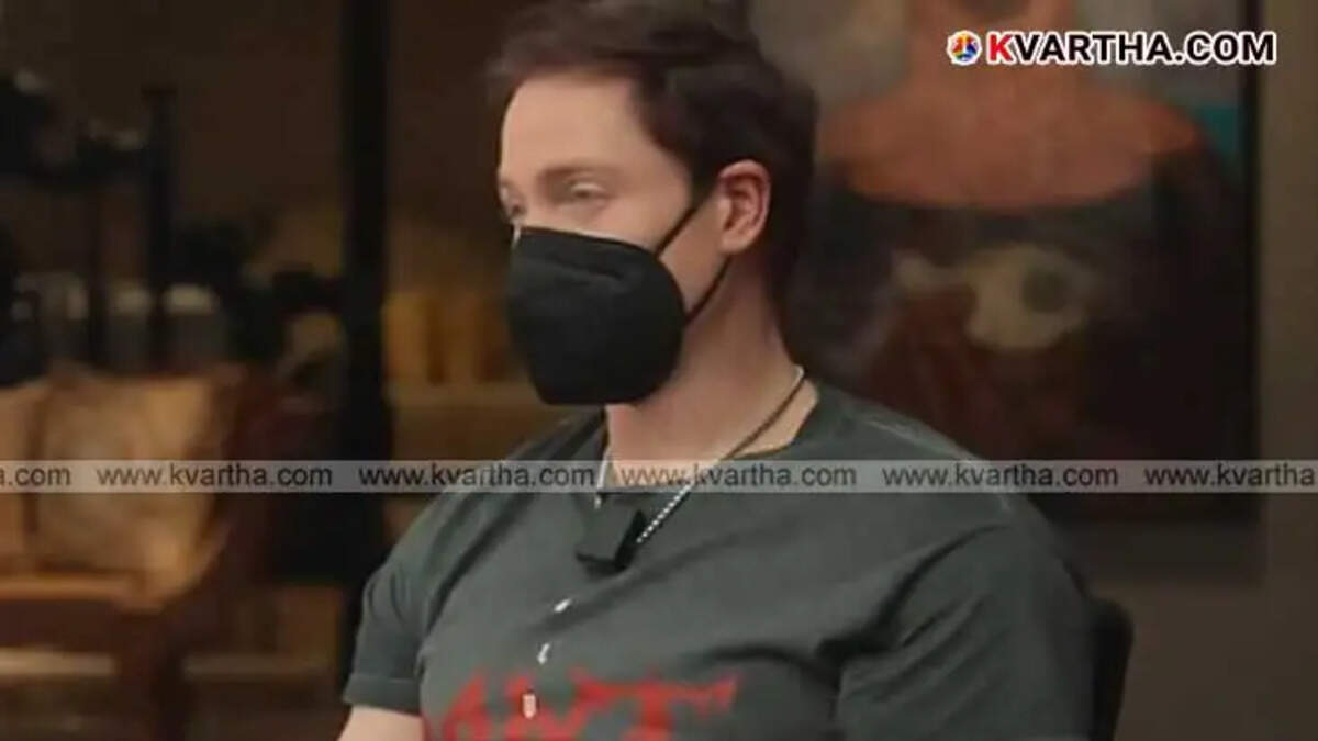  Bryan Johnson in Delhi with heavy air pollution