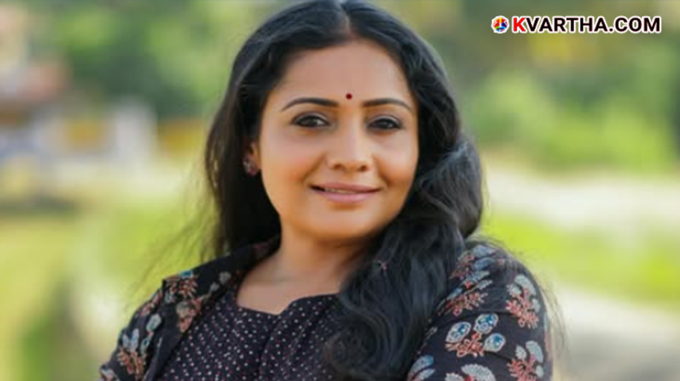 Actress Meera Vasudev posing for a photo.