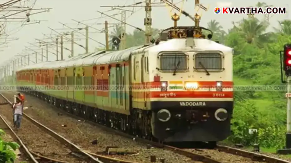 Palakkad Tiruchendur Express train standing at a platform