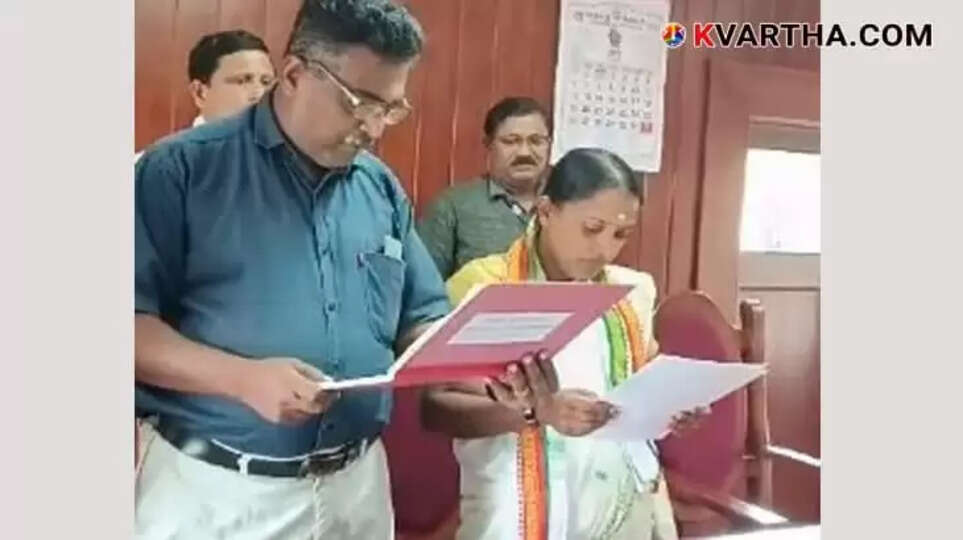 Lakshmi Alakkamuttam Taking Panamaram Grama Panchayath President Oath