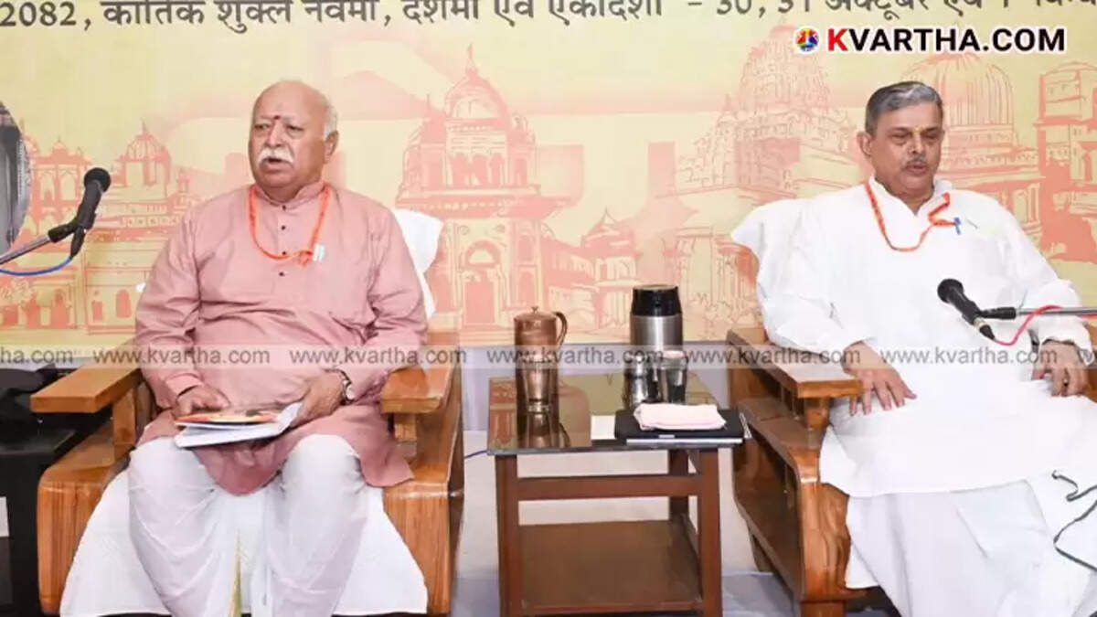 RSS leaders inaugurating the Karyakari Mandal meeting in Jabalpur