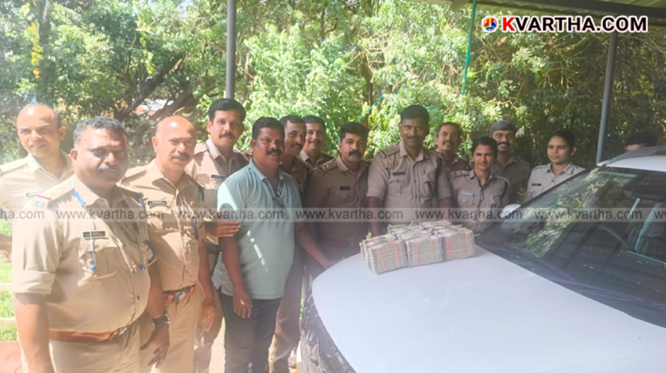 Police displaying the seized 80 lakh hawala money in Pariyaram.