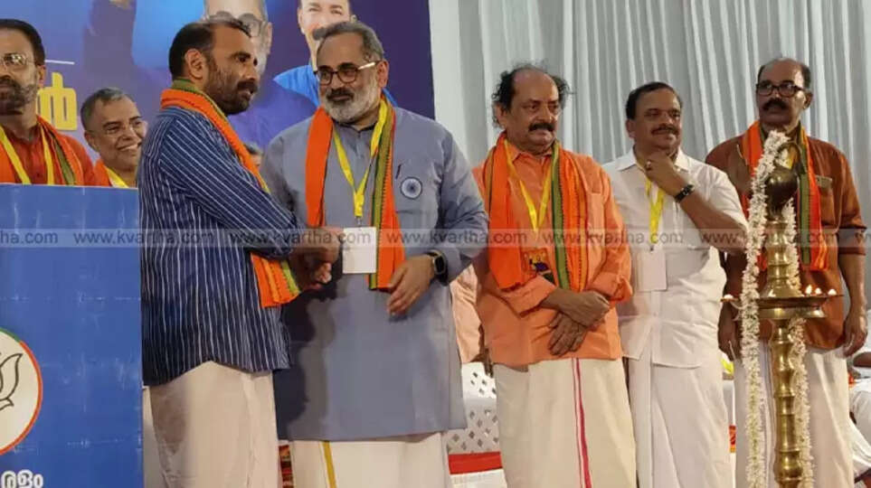 BJP State President Rajeev Chandrasekhar welcoming former CPM leader KK Soman to BJP in Kannur.