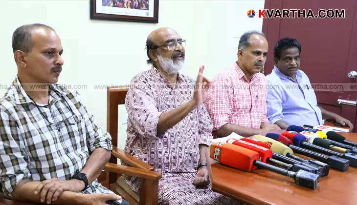 Dr. Thomas Isaac addressing the press conference about Kannur mega job fair.