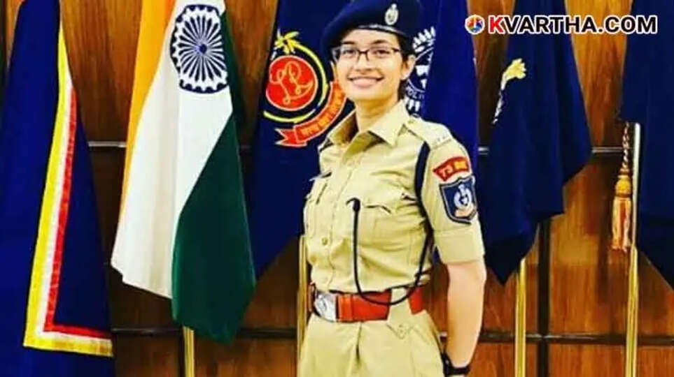 Sweety Sahrawat, IPS officer, controlling the BPSC protest in Patna