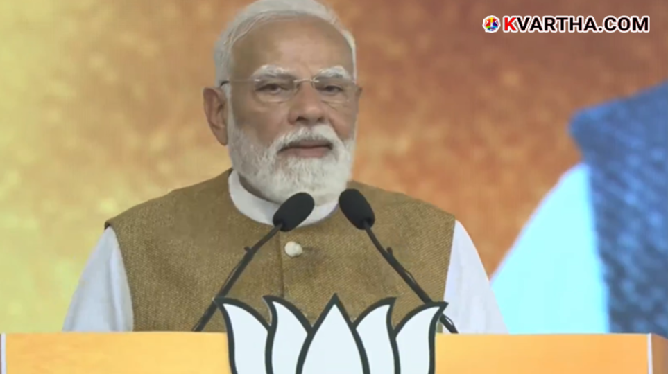  Prime Minister Narendra Modi addressing the BJP rally at Putharikandam Maidan, Thiruvananthapuram.