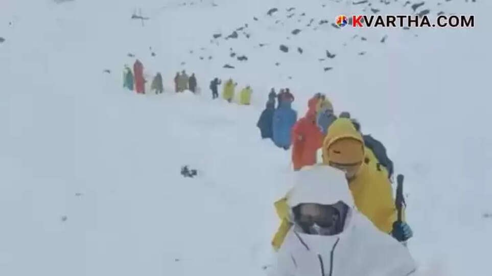 Avalanche on Mount Everest's Tibetan Slopes Kills One Mountaineer, Over Thousand Trapped
