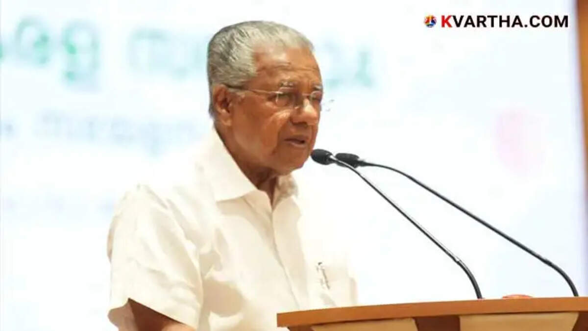 CM Pinarayi Vijayan addressing the crowd