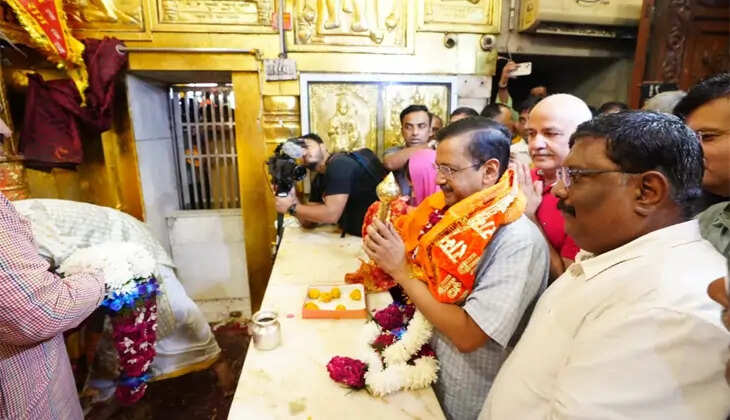 Arvind Kejriwal offering prayers at Hanuman Temple in Delhi