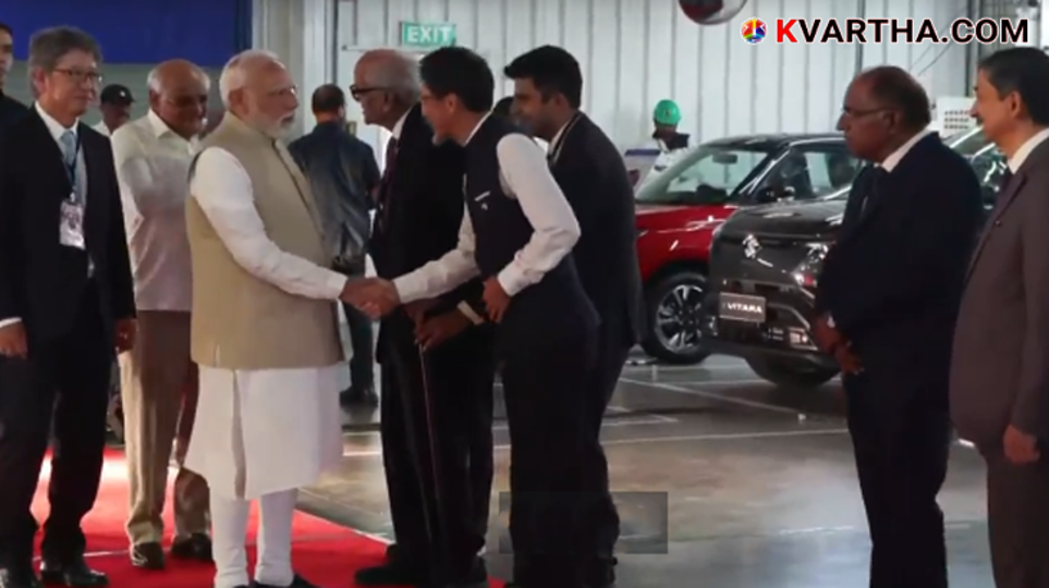 Prime Minister Narendra Modi flagging off the new Maruti e-Vitarra EV.