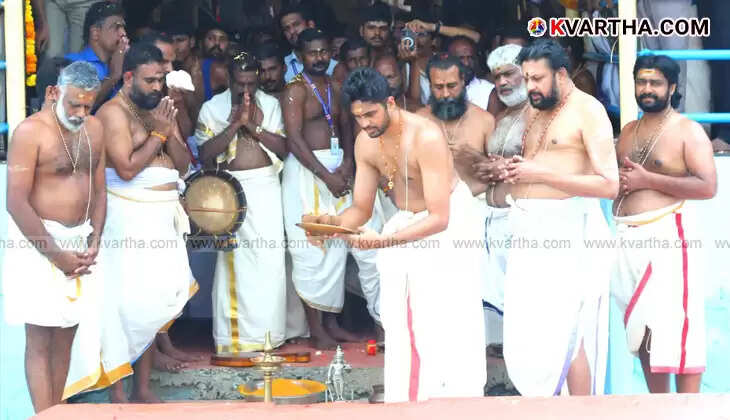 The Pallivetta ritual being performed at Sabarimala.
