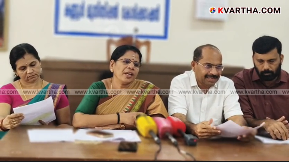 Kannur Mayor Adv. P. Indira speaking to the media with UDF councillors
