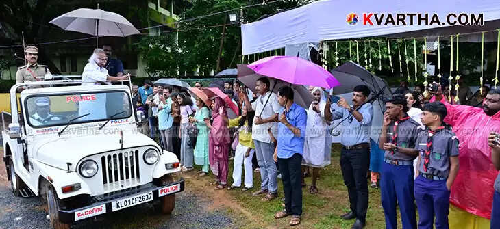 Minister Ramachandran Kadannappally hoisting the national flag at the Kannur Collectorate ground.