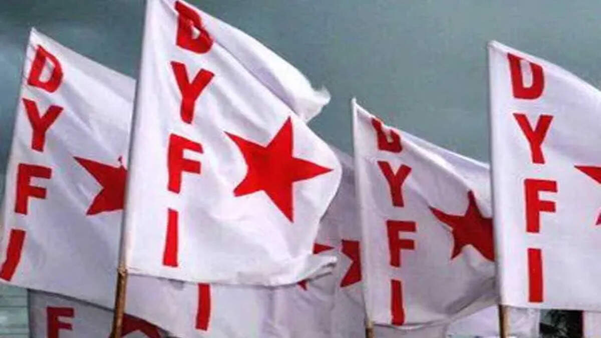DYFI members protesting against attacks&nbsp;on&nbsp;journalists.