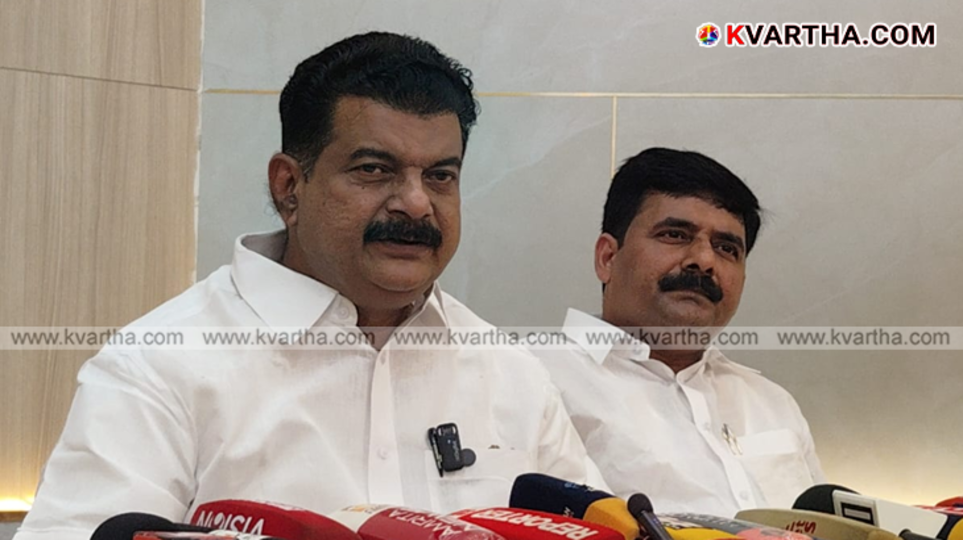 PV Anwar holding a press conference at Royal Omars, Kannur.&nbsp;