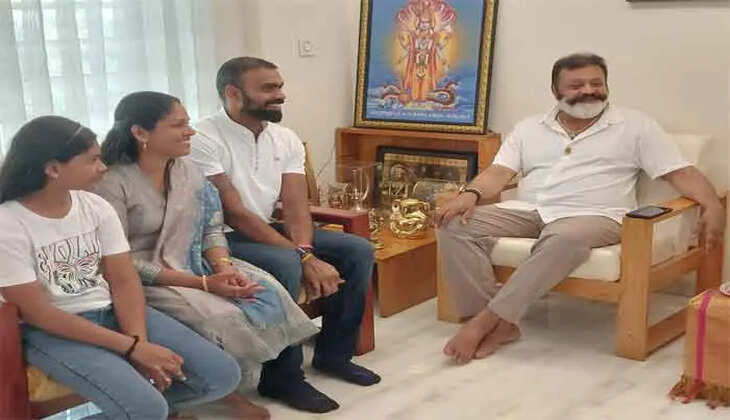 Suresh Gopi, PR Sreejesh, Olympic medalist, hockey, Kerala, India, political controversy, felicitation, feast