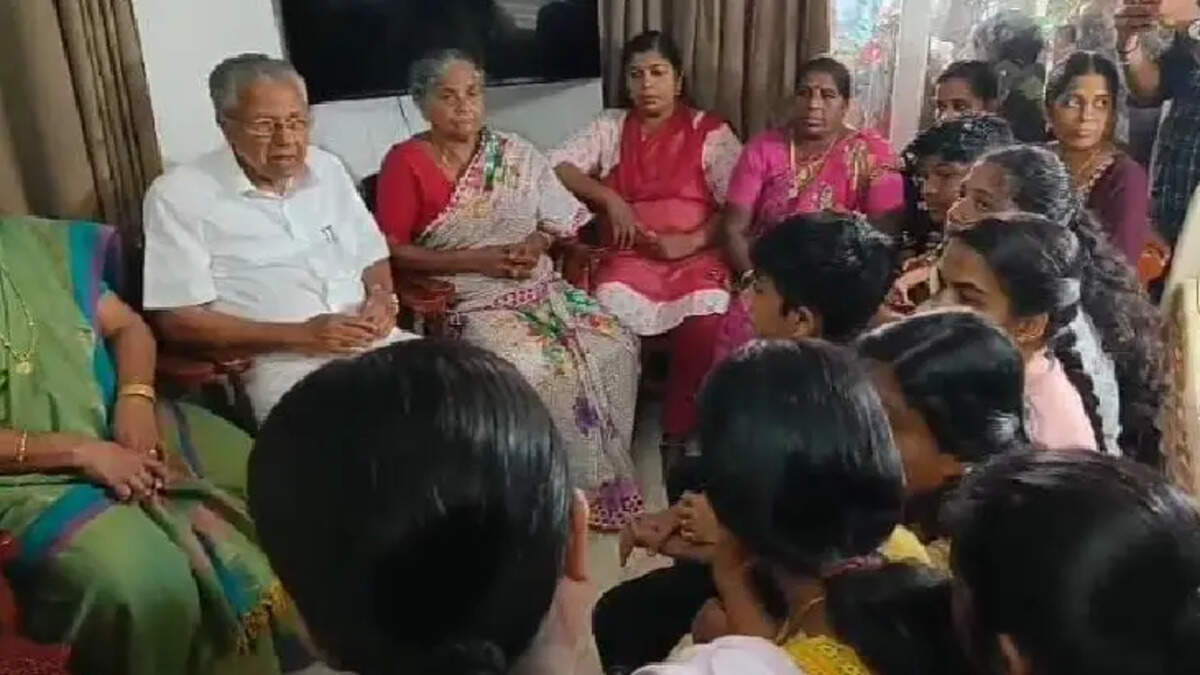 chief minister pays tribute to martyrs family