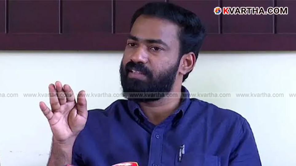 VK Sanoj DYFI leader addressing media in Kannur