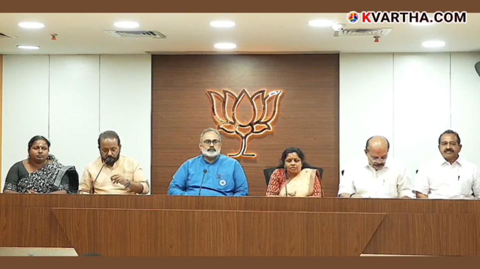 Former Mahila Congress leader R. Rashmi receiving BJP membership from Rajeev Chandrasekhar.
