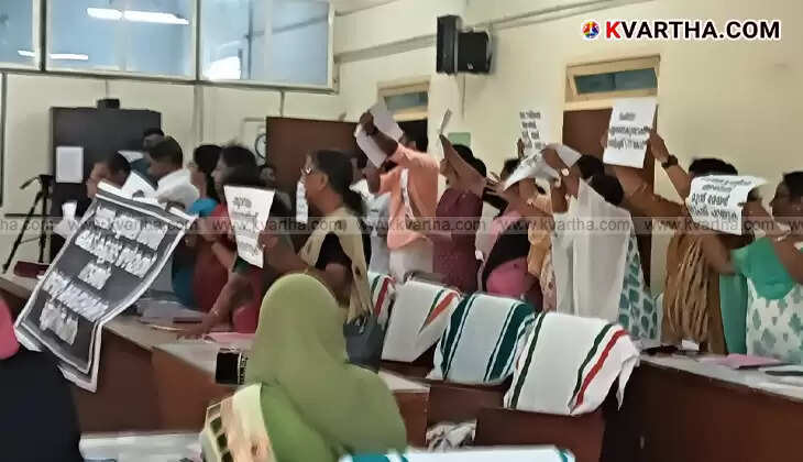 Opposition members protest at Kannur Corporation gate after boycotting council meeting.