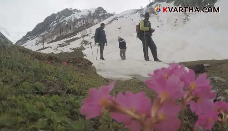 Kashmir great lakes trek in Snow