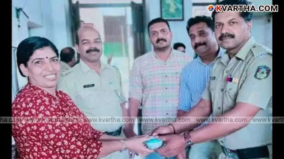  Railway police recover gold bag and return it to passenger.