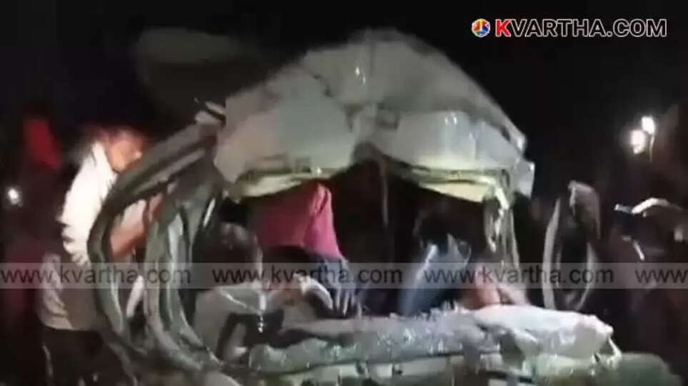 7 dead after car collides with parked truck in Gujarat&rsquo;s Bharuch district