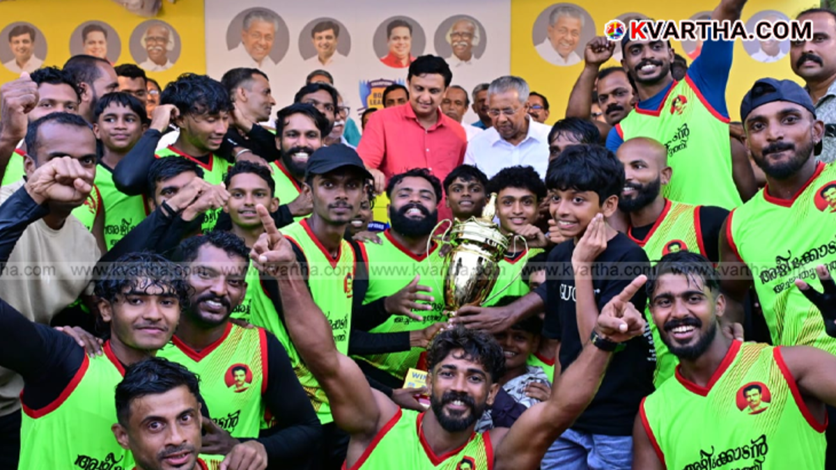Azheekodan Achamthuruthy team lifting Champions Boat League trophy